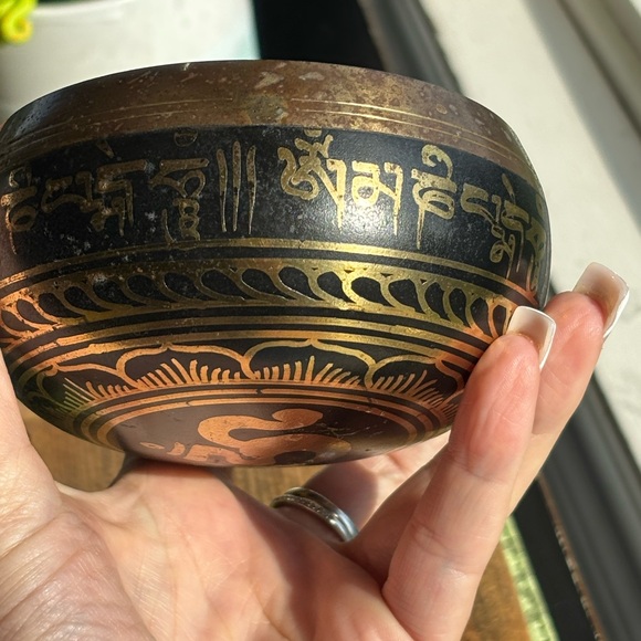 Tibetan singing bowl, often used for meditation and sound healing - Picture 6 of 10